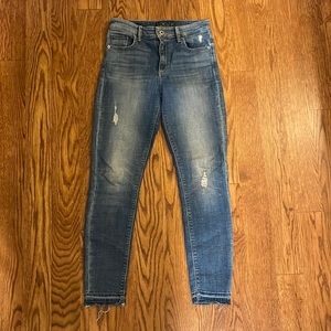 Lightly worn Lucky Brand jeans. Stretch.